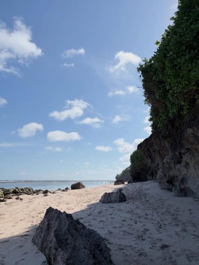 Gunung Payung Secret Beach в апреле — фото погоды (2026-04-01)