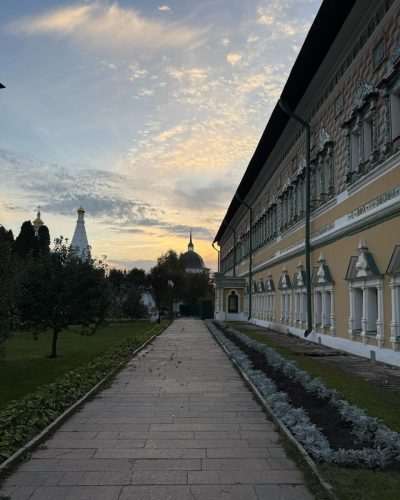Свято-Троицкая Сергиева Лавра / Троице-Сергиева Лавра / St. Sergius Lavra в сентябре — фото погоды (2025-09-25)