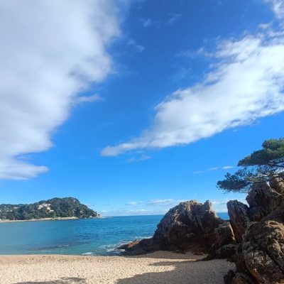 Platja de Fenals в январе — фото погоды (2026-01-12)