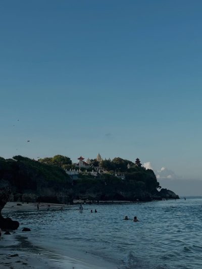 Geger Beach в мае — фото погоды (2026-05-17)