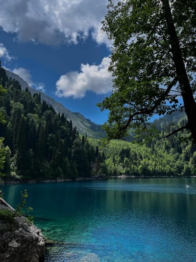 Lake Smaller Ritsa в июле — фото погоды (2025-07-28)