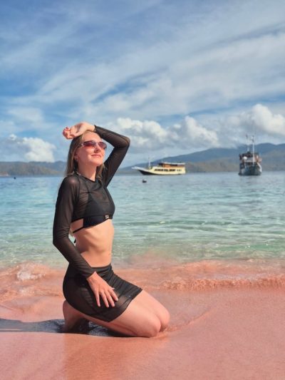 Pink beach komodo island - pulau komodo в апреле — фото погоды (2026-04-28)
