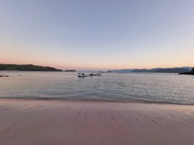 Pink beach komodo island - pulau komodo в июне — фото погоды (2026-06-04)