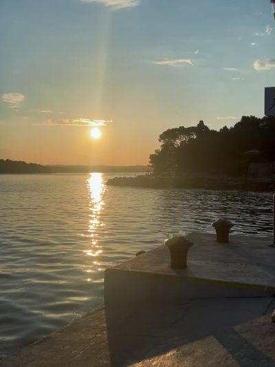 Crveni Otok в августе — фото погоды (2025-08-22)