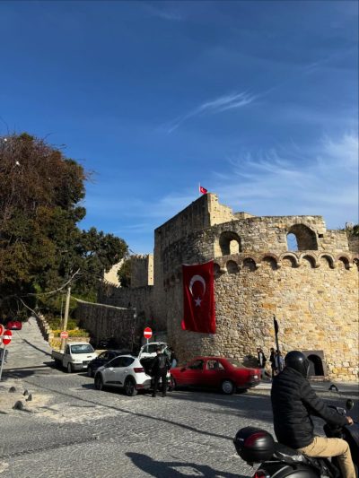 Çeşme Kale ve Müzesi в апреле — фото погоды (2026-04-28)