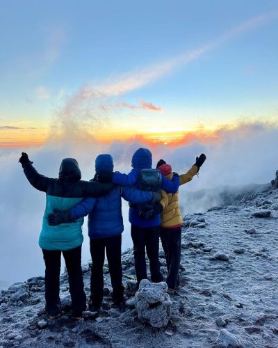 Uhuru Peak, Summit of Mt. Kilimanjaro (5,895 AMSL) в октябре — фото погоды (2025-10-22)