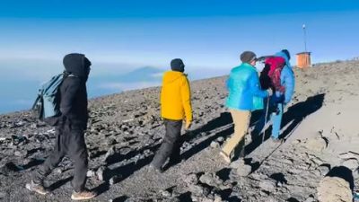 Uhuru Peak, Summit of Mt. Kilimanjaro (5,895 AMSL) в марте — фото погоды (2026-03-06)