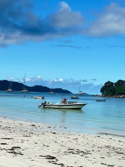 Praslin, Seyechellen в декабре — фото погоды (2025-12-30)