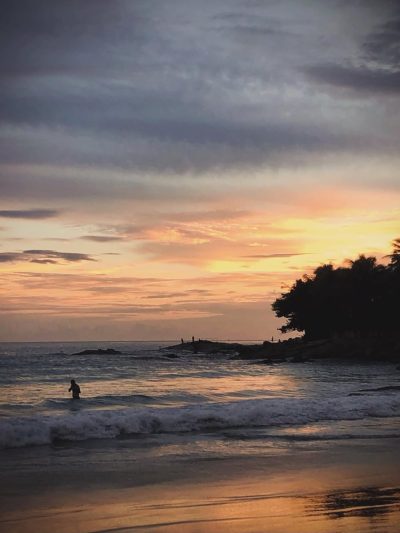 หาดในหาน Nai Harn Beach Phuket в июне — фото погоды (2026-06-12)