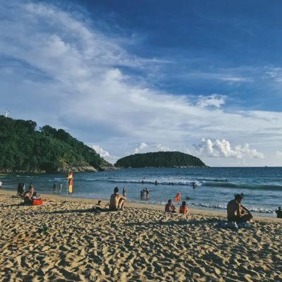 หาดในหาน Nai Harn Beach Phuket в июне — фото погоды (2026-06-25)