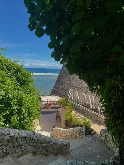 Sundays Beach Club в мае — фото погоды (2026-05-17)