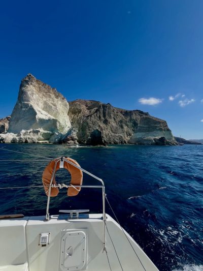 White Beach Santorini в сентябре — фото погоды (2025-09-27)