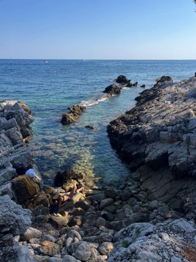 Baie des Milliardaires au Cap d'Antibes в сентябре — фото погоды (2025-09-23)