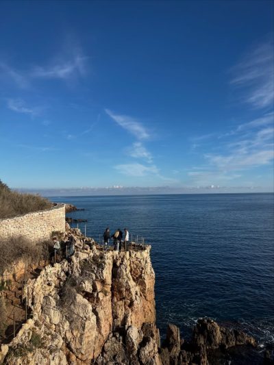 Baie des Milliardaires au Cap d'Antibes в январе — фото погоды (2026-01-28)