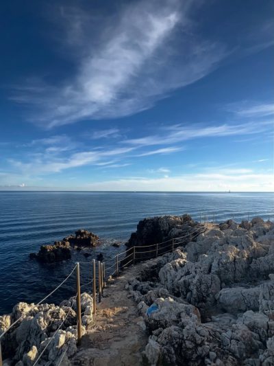 Baie des Milliardaires au Cap d'Antibes в январе — фото погоды (2026-01-28)