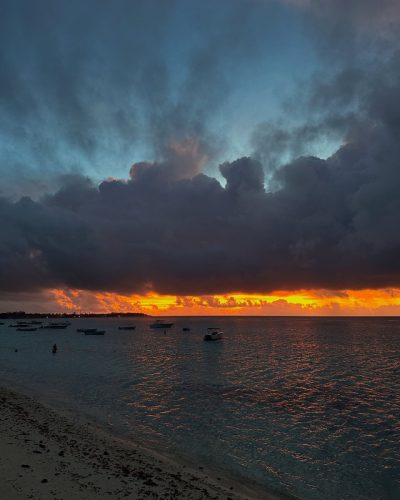 Trou Aux Biches Beach в феврале — фото погоды (2026-02-25)