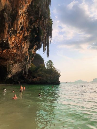 Phranang Cave Beach, Krabi, Thailand в апреле — фото погоды (2026-04-01)