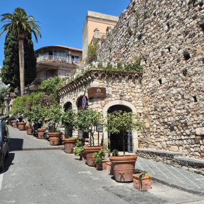 Taormina's Beach в апреле — фото погоды (2026-04-17)