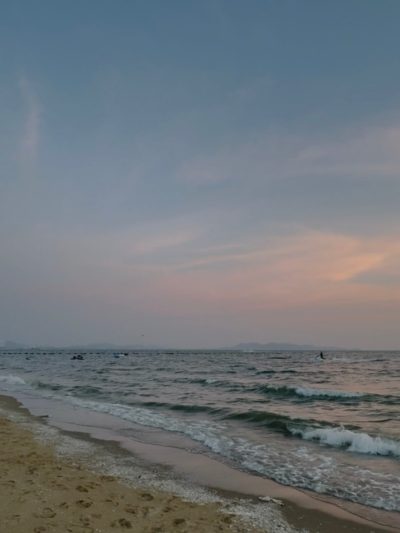 Jomtian Beach Pattaya - หาดจอมเทียนพัทยา в июле — фото погоды (2026-07-18)