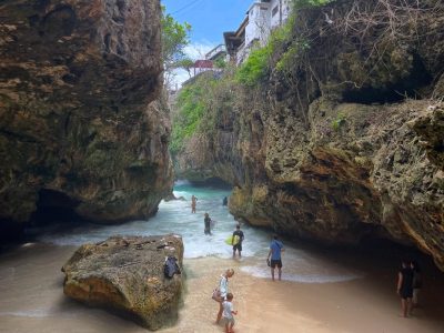 Uluwatu Beach в декабре — фото погоды (2025-12-21)