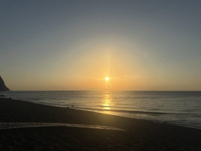 Perissa (Black Sand Beach), Santorini в сентябре — фото погоды (2025-09-12)