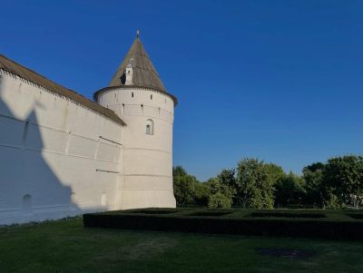 Ростовский кремль (музей-заповедник) в июне — фото погоды (2026-06-18)