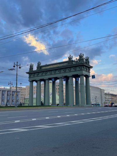 Московские Триумфальные ворота в июле — фото погоды (2026-07-12)