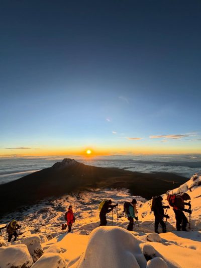 Uhuru Peak (5895m) в июне — фото погоды (2026-06-10)