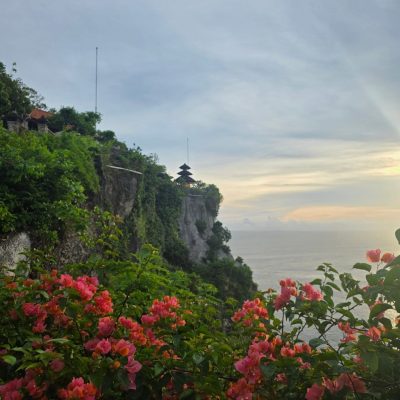 Uluwatu Temple (Water Temple) Bali, Indonesia в апреле — фото погоды (2026-04-06)