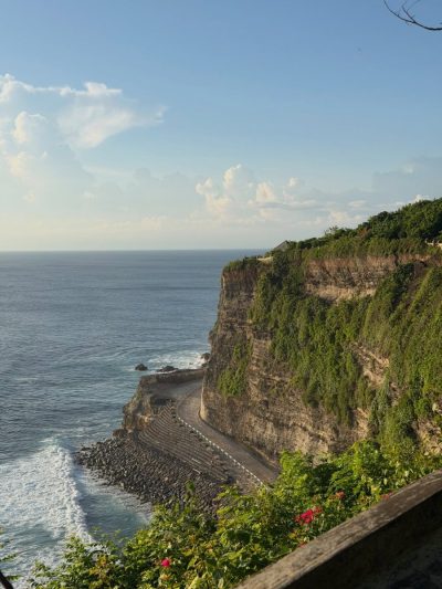 Uluwatu Temple (Water Temple) Bali, Indonesia в апреле — фото погоды (2026-04-12)