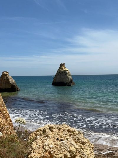 Praia Dos Três Irmãos Algarve Portugal в июне — фото погоды (2026-06-13)