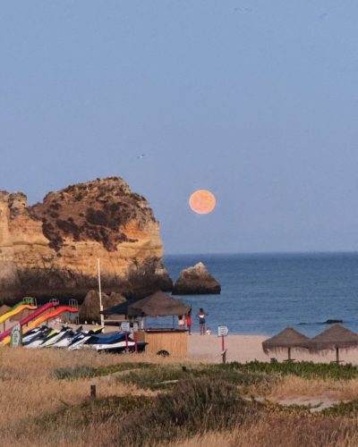 Praia Dos Três Irmãos Algarve Portugal в июне — фото погоды (2026-06-29)