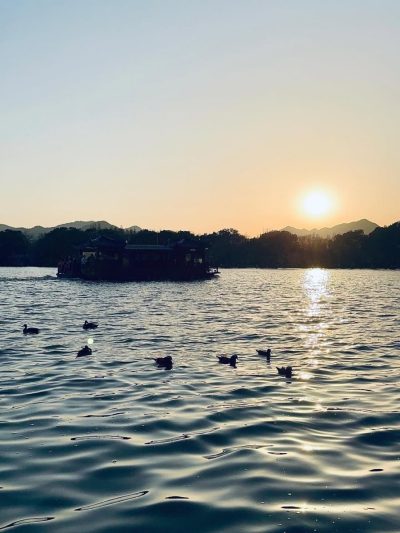 Hangzhou West Lake Scenic Area в феврале — фото погоды (2026-02-21)