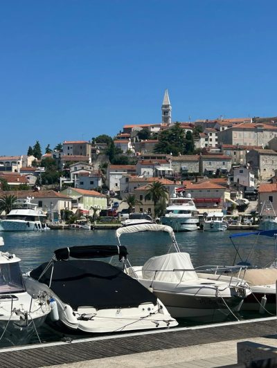 Vrsar, Croatien в августе — фото погоды (2025-08-09)