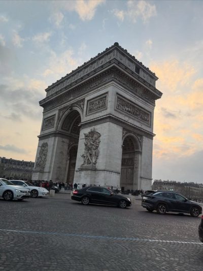 Arc de Triomphe, Paris в августе — фото погоды (2025-08-28)
