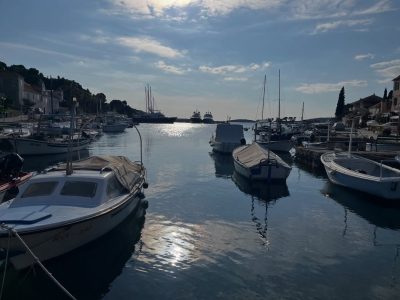 Maslinica,Otok Šolta в апреле — фото погоды (2026-04-02)