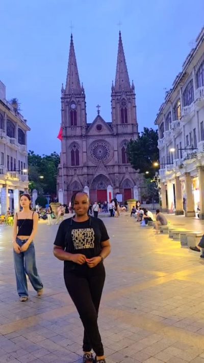 Sacred Heart Cathedral (Guangzhou) в апреле — фото погоды (2026-04-22)