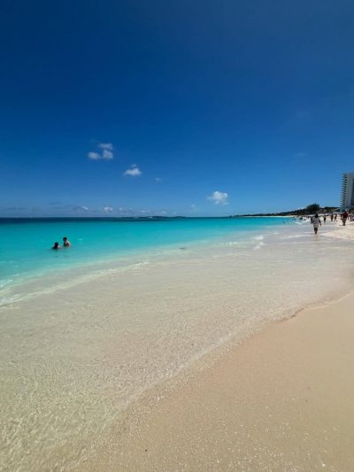 Atlantis Hotel & Casino, Paradise Island, Nassau, Bahamas — фото погоды в апреле (2026-04-27)
