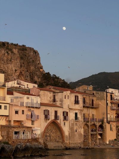 Cefalù, Sicilia в октябре — фото погоды (2025-10-21)
