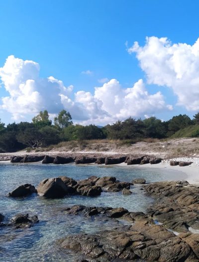 Spiaggia Cala D'Ambra San Teodoro, Sardegna в октябре — фото погоды (2025-10-19)