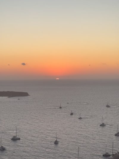 Santorini, Greece - Town Of Oia в декабре — фото погоды (2025-12-09)