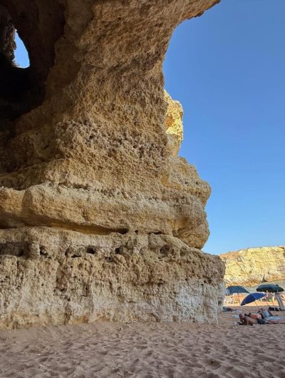 Praia da Coelha в августе — фото погоды (2025-08-28)