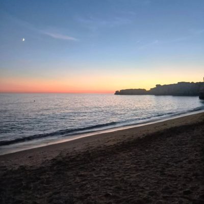Praia da Coelha в сентябре — фото погоды (2025-09-28)