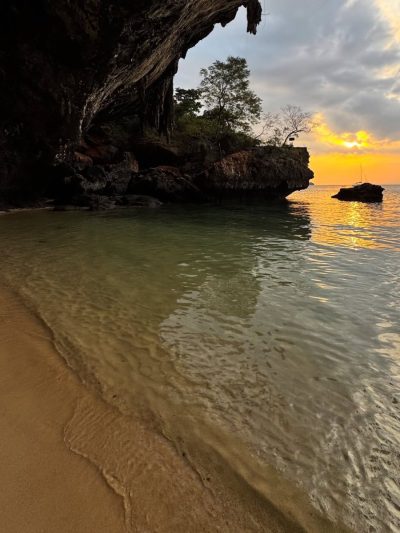 Pranang Cave, Railey Beach, Krabi ถำ้พระนาง ไร่เลย в феврале — фото погоды (2026-02-18)