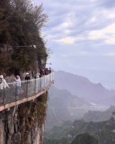 Glass Walk @ Tian Men Shan в апреле — фото погоды (2025-04-26)