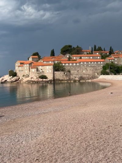 Beach Sveti Stefan, Montenegro в июне — фото погоды (2025-06-17)